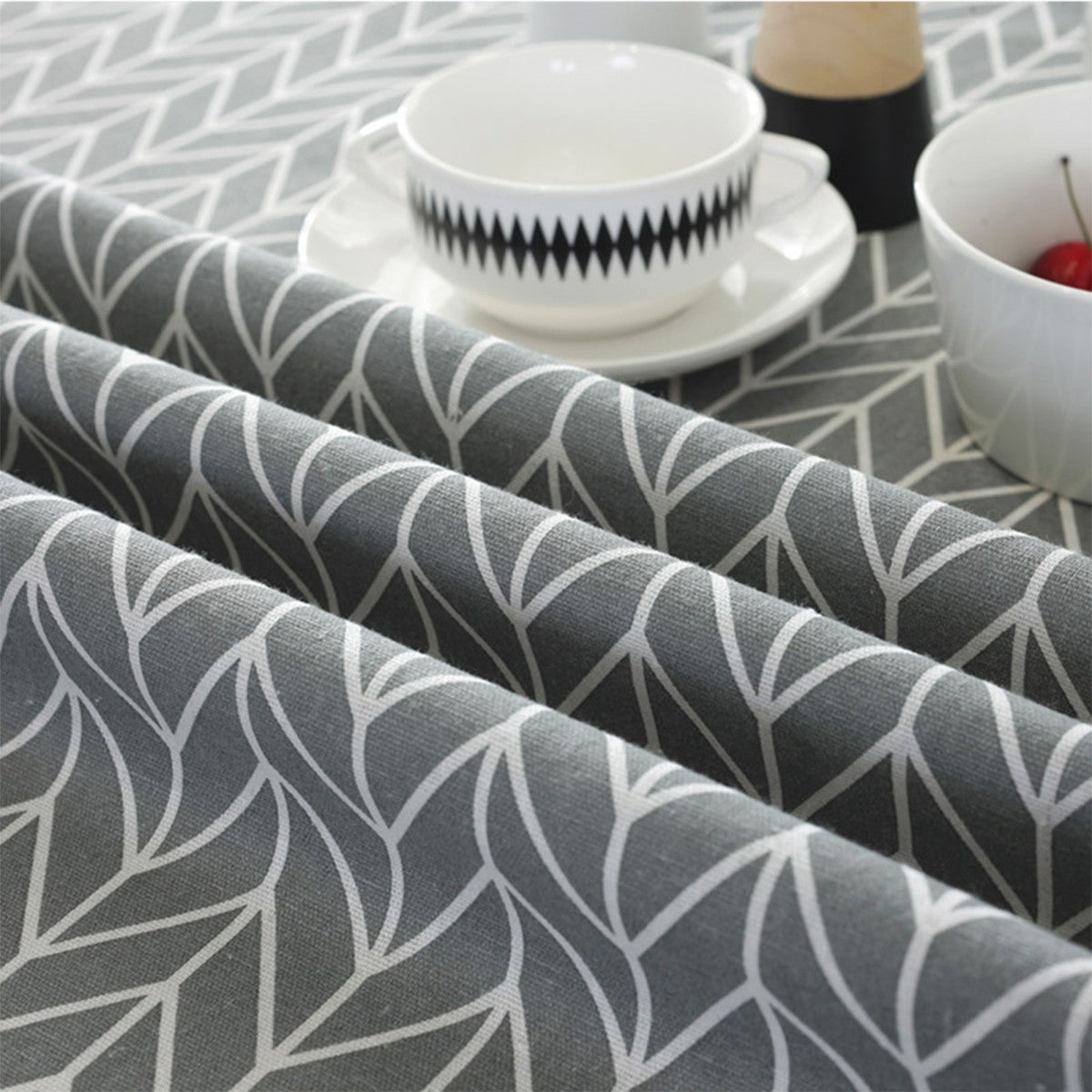 Round Tablecloth Washable Table Cloth Decorative Table Cover Indoor and Outdoor Holiday Home Christmas Party Picnic Dining Room