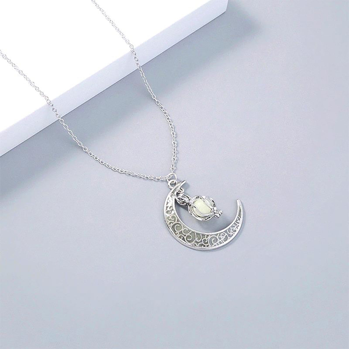 Womens Teen Girls Luminous Moon Necklace Moon Pendants Chain Choker Glow in The Dark Necklace Jewellery Gifts ????????