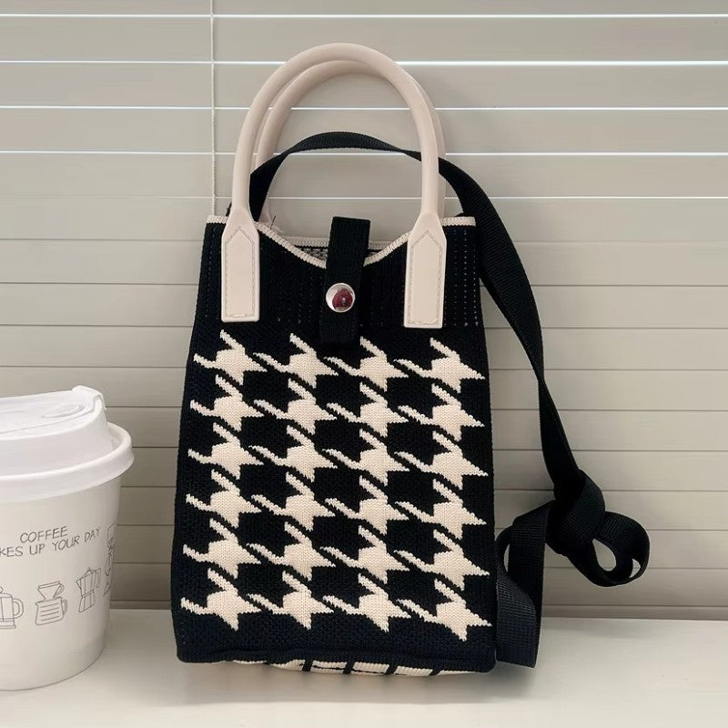 Korean Fashion Heart Knitted Mini Square Handbag for Women Small Mobile Phone Shoulder Bags Girls Cute Outdoor Crossbody Bags