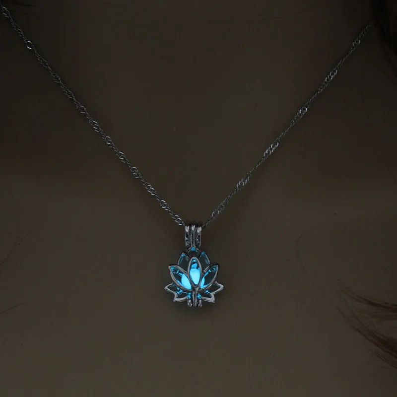 Womens Teen Girls Luminous Moon Necklace Moon Pendants Chain Choker Glow in The Dark Necklace Jewellery Gifts ????????