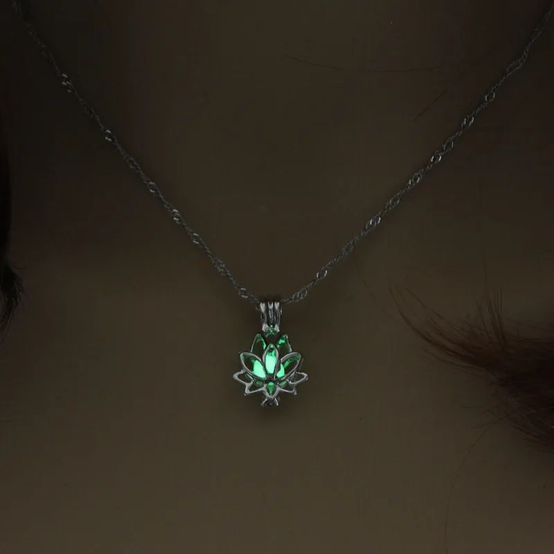Womens Teen Girls Luminous Moon Necklace Moon Pendants Chain Choker Glow in The Dark Necklace Jewellery Gifts ????????