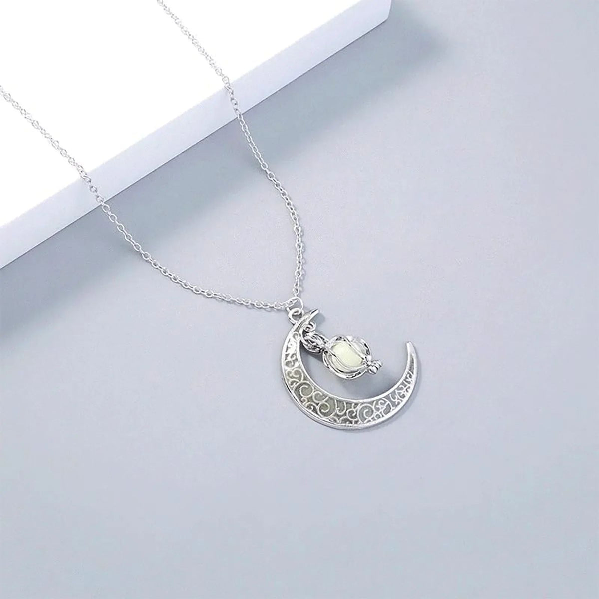 Womens Teen Girls Luminous Moon Necklace Moon Pendants Chain Choker Glow in The Dark Necklace Jewellery Gifts ????????