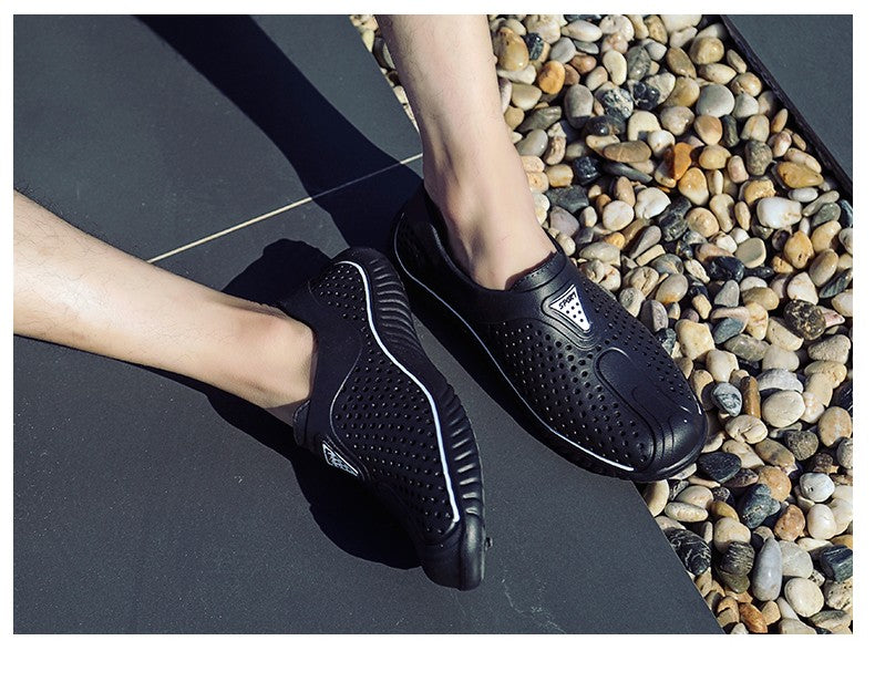 2025 Breathable Summer Men Slippers Outdoor Water Shoes Hollow Ultra Light Beach Shoes Casual Men Sandals Black Garden Shoes