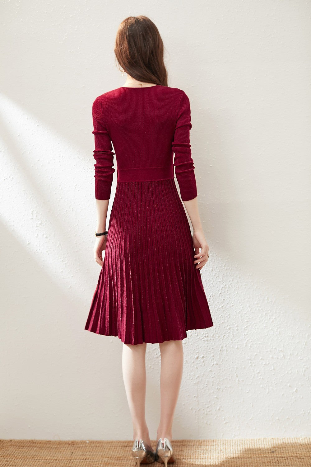 MARKOWO Desinger Brand 2022 Autumn and winter niche wool retro temperament slim V-neck knitted pleated dress