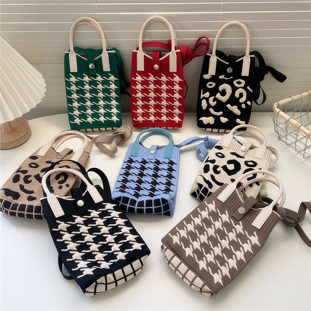 Korean Fashion Heart Knitted Mini Square Handbag for Women Small Mobile Phone Shoulder Bags Girls Cute Outdoor Crossbody Bags