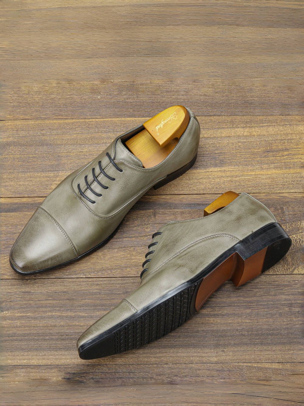 Fashionable Oxford gentlemen's formal men's shoes, comfortable social men's shoes