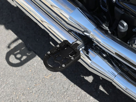 Motorcycle Footpegs Passenger Footrest Foot Pegs For Harley Softail Breakout Fat Bob Fat Boy Low Rider S Street Bob 2018-2025