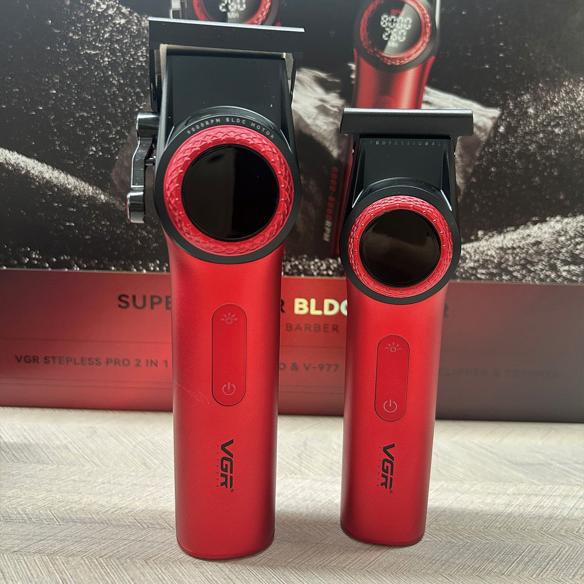 VGR 001 977 new hair trimming set high-end men's hair clipper intelligent digital display electric pusher carving and whitening
