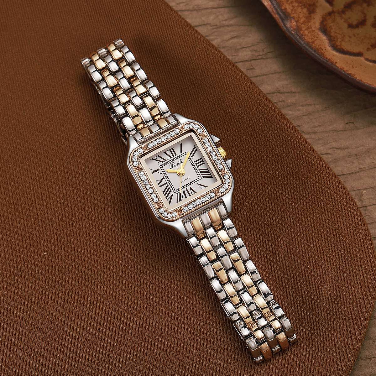 New fashion casual alloy steel with diamond bracelet for ladies quartz watch for Christmas and Halloween gifts